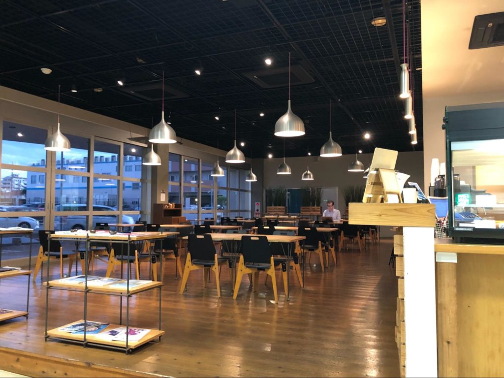 一階のカフェスペース