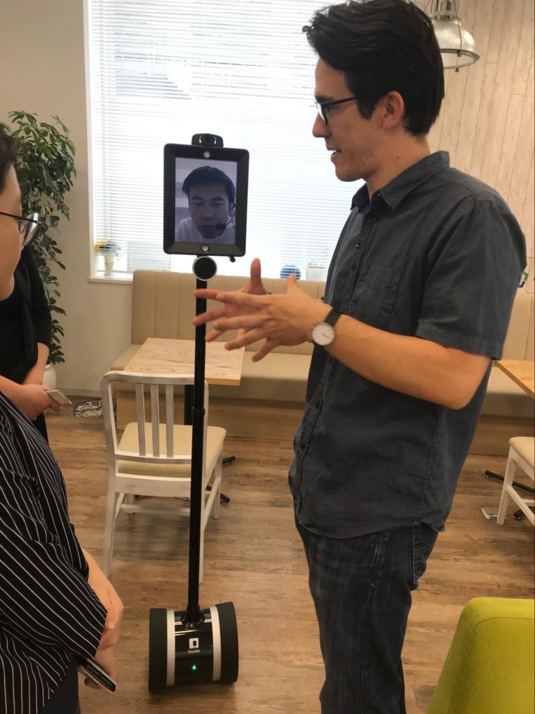 アメリカから遠隔操作し朝会に参加する当社社長